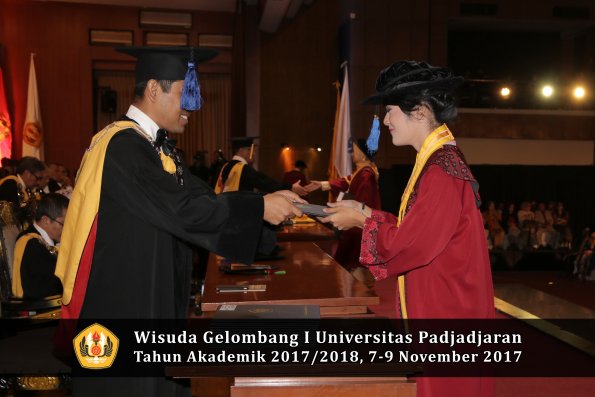 Wisuda Unpad Gel I TA 2017_2018  Fakultas I S I P oleh Dekan 198