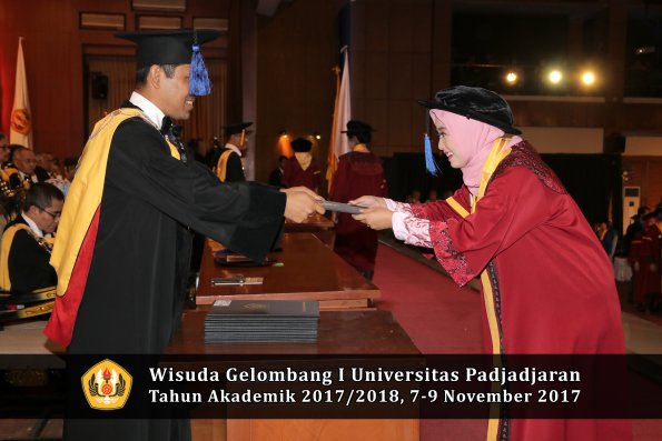 Wisuda Unpad Gel I TA 2017_2018  Fakultas I S I P oleh Dekan 199