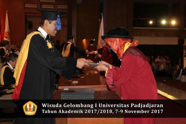 Wisuda Unpad Gel I TA 2017_2018  Fakultas I S I P oleh Dekan 200