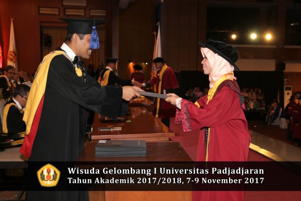 Wisuda Unpad Gel I TA 2017_2018  Fakultas I S I P oleh Dekan 202