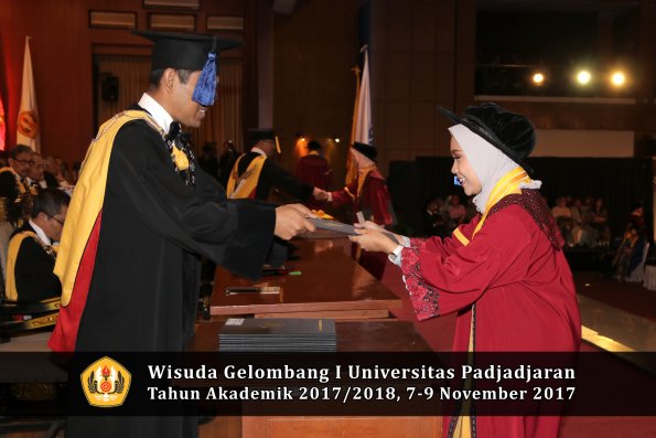 Wisuda Unpad Gel I TA 2017_2018  Fakultas I S I P oleh Dekan 203