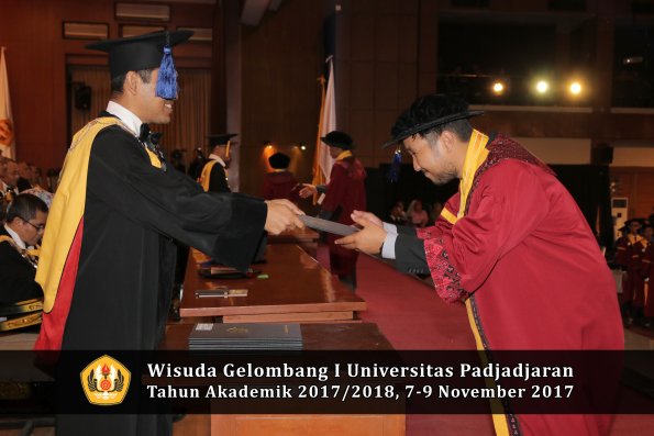 Wisuda Unpad Gel I TA 2017_2018  Fakultas I S I P oleh Dekan 205