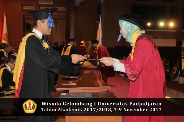 Wisuda Unpad Gel I TA 2017_2018  Fakultas I S I P oleh Dekan 206