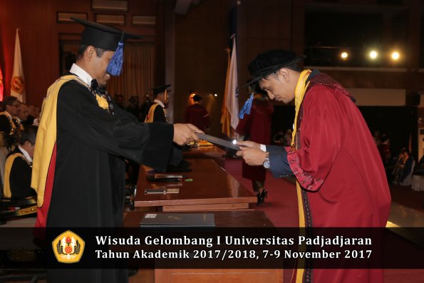 Wisuda Unpad Gel I TA 2017_2018  Fakultas I S I P oleh Dekan 207