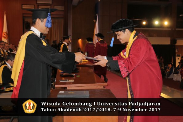 Wisuda Unpad Gel I TA 2017_2018  Fakultas I S I P oleh Dekan 208