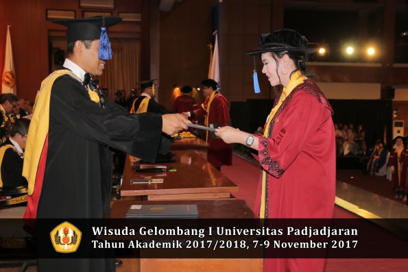Wisuda Unpad Gel I TA 2017_2018  Fakultas I S I P oleh Dekan 209