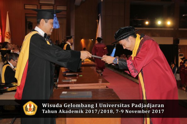 Wisuda Unpad Gel I TA 2017_2018  Fakultas I S I P oleh Dekan 210