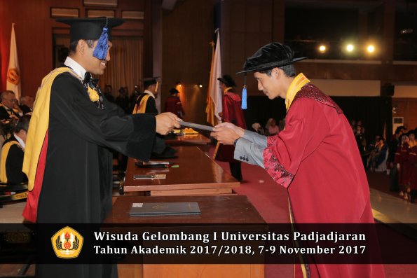 Wisuda Unpad Gel I TA 2017_2018  Fakultas I S I P oleh Dekan 211
