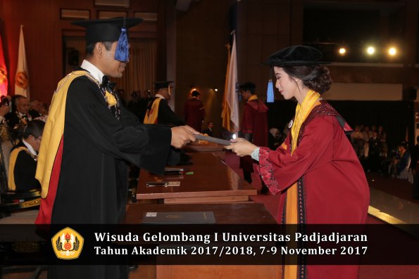 Wisuda Unpad Gel I TA 2017_2018  Fakultas I S I P oleh Dekan 212