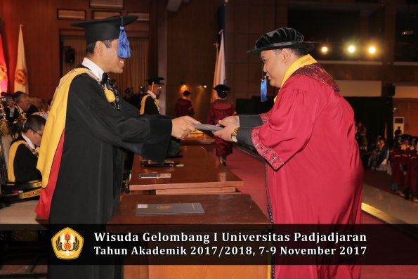 Wisuda Unpad Gel I TA 2017_2018  Fakultas I S I P oleh Dekan 213