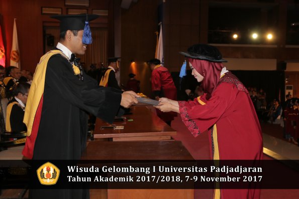Wisuda Unpad Gel I TA 2017_2018  Fakultas I S I P oleh Dekan 214