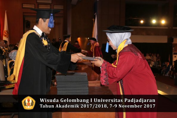 Wisuda Unpad Gel I TA 2017_2018  Fakultas I S I P oleh Dekan 218