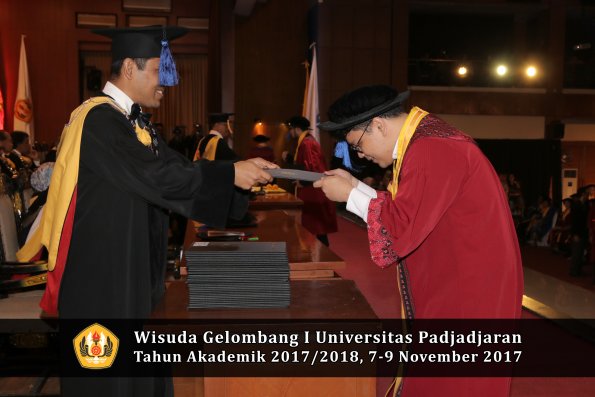 Wisuda Unpad Gel I TA 2017_2018  Fakultas I S I P oleh Dekan 222