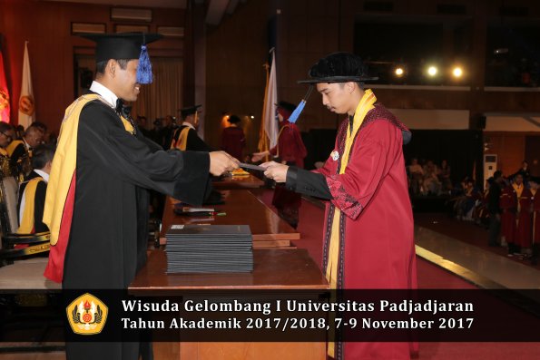 Wisuda Unpad Gel I TA 2017_2018  Fakultas I S I P oleh Dekan 228