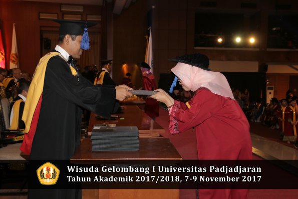 Wisuda Unpad Gel I TA 2017_2018  Fakultas I S I P oleh Dekan 230