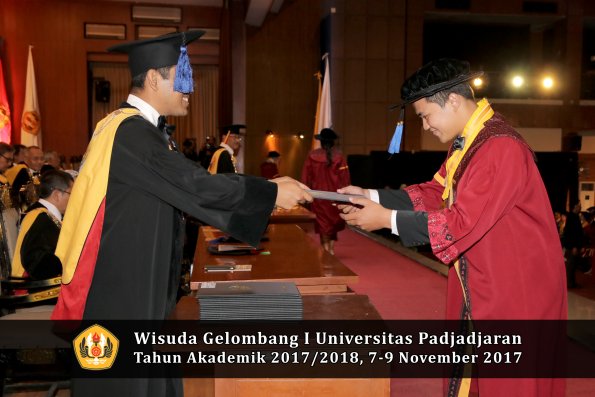 Wisuda Unpad Gel I TA 2017_2018  Fakultas I S I P oleh Dekan 237