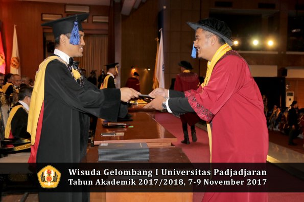 Wisuda Unpad Gel I TA 2017_2018  Fakultas I S I P oleh Dekan 239