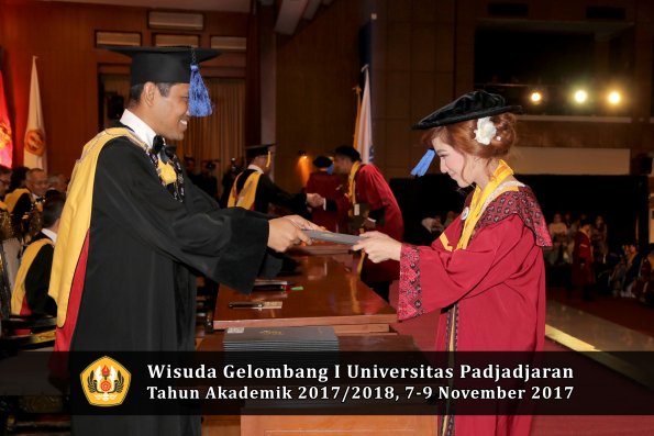 Wisuda Unpad Gel I TA 2017_2018  Fakultas I S I P oleh Dekan 240