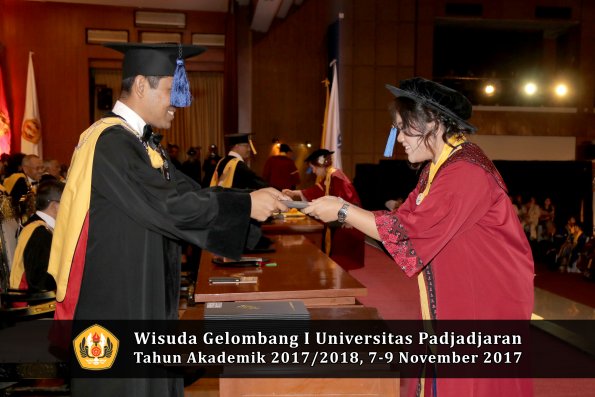 Wisuda Unpad Gel I TA 2017_2018  Fakultas I S I P oleh Dekan 241
