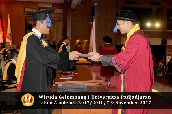 Wisuda Unpad Gel I TA 2017_2018  Fakultas I S I P oleh Dekan 242