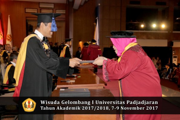 Wisuda Unpad Gel I TA 2017_2018  Fakultas I S I P oleh Dekan 243