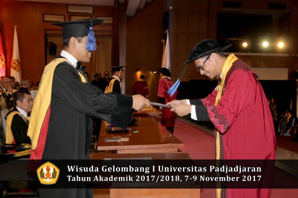 Wisuda Unpad Gel I TA 2017_2018  Fakultas I S I P oleh Dekan 250