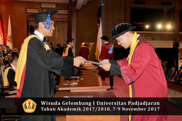 Wisuda Unpad Gel I TA 2017_2018  Fakultas I S I P oleh Dekan 253