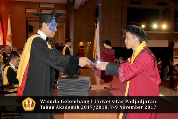 Wisuda Unpad Gel I TA 2017_2018  Fakultas I S I P oleh Dekan 258