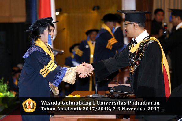 Wisuda Unpad Gel I TA 2017_2018  Fakultas I S I P oleh Rektor 006