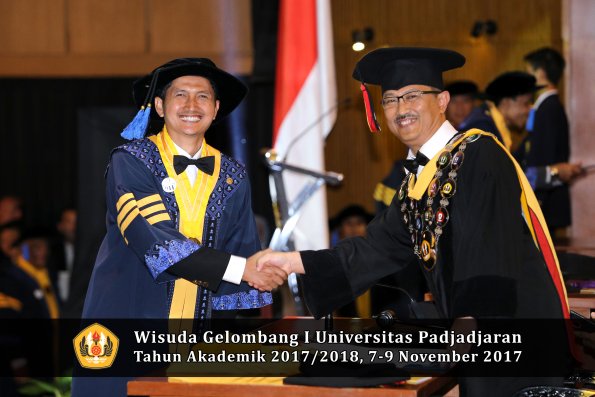 Wisuda Unpad Gel I TA 2017_2018  Fakultas I S I P oleh Rektor 009
