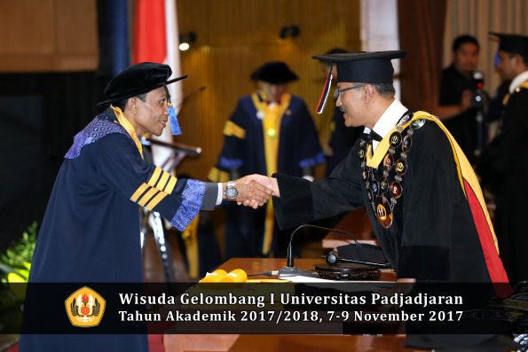 Wisuda Unpad Gel I TA 2017_2018  Fakultas I S I P oleh Rektor 010