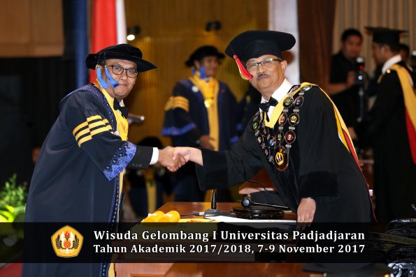 Wisuda Unpad Gel I TA 2017_2018  Fakultas I S I P oleh Rektor 012