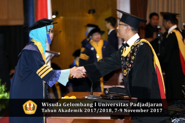 Wisuda Unpad Gel I TA 2017_2018  Fakultas I S I P oleh Rektor 018