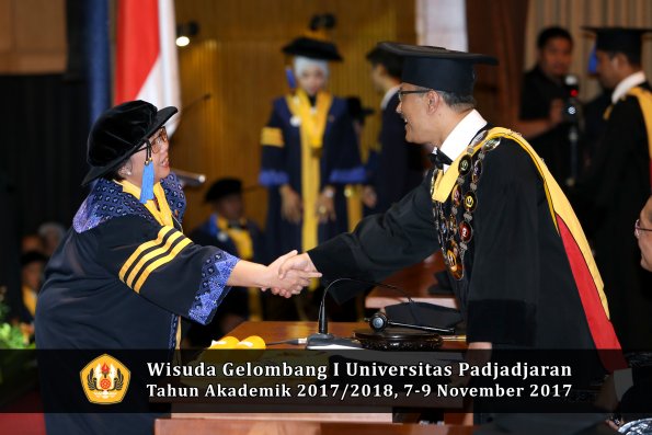 Wisuda Unpad Gel I TA 2017_2018  Fakultas I S I P oleh Rektor 019