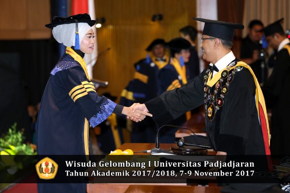 Wisuda Unpad Gel I TA 2017_2018  Fakultas I S I P oleh Rektor 020