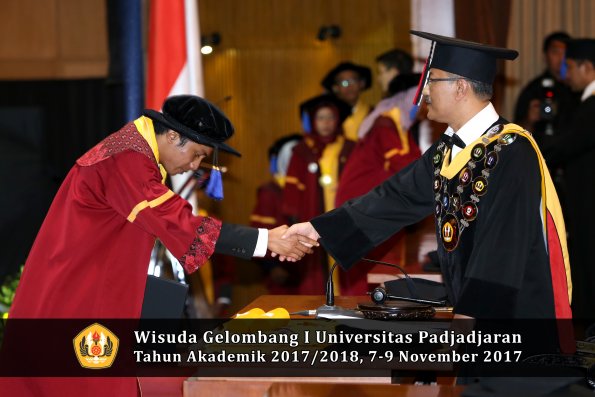 Wisuda Unpad Gel I TA 2017_2018  Fakultas I S I P oleh Rektor 066