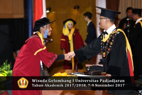 Wisuda Unpad Gel I TA 2017_2018  Fakultas I S I P oleh Rektor 084