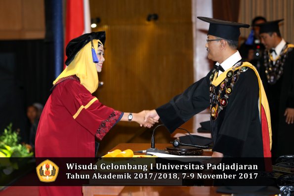 Wisuda Unpad Gel I TA 2017_2018  Fakultas I S I P oleh Rektor 085