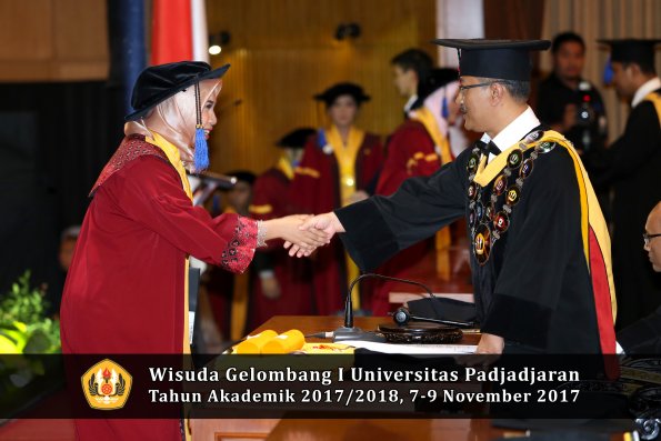 Wisuda Unpad Gel I TA 2017_2018  Fakultas I S I P oleh Rektor 089