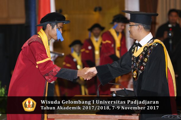 Wisuda Unpad Gel I TA 2017_2018  Fakultas I S I P oleh Rektor 293
