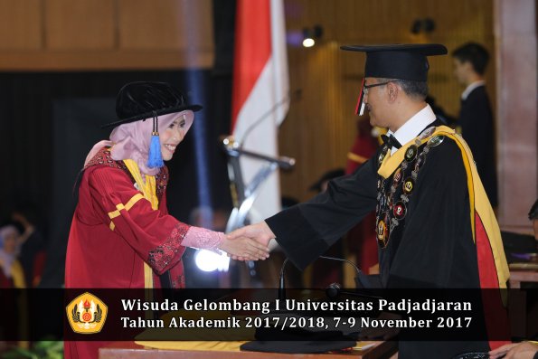 Wisuda Unpad Gel I TA 2017_2018  Fakultas I S I P oleh Rektor 302