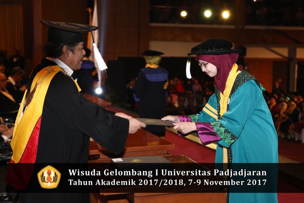 Wisuda Unpad Gel I TA 2017_2018  Sekolah Pascasarjana oleh dekan 004