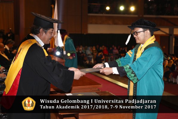Wisuda Unpad Gel I TA 2017_2018  Sekolah Pascasarjana oleh dekan 005