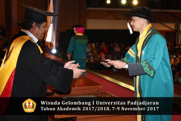 Wisuda Unpad Gel I TA 2017_2018  Sekolah Pascasarjana oleh dekan 008