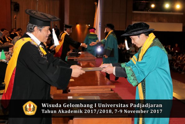 Wisuda Unpad Gel I TA 2017_2018  Sekolah Pascasarjana oleh dekan 009.