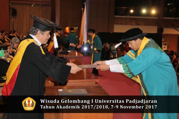 Wisuda Unpad Gel I TA 2017_2018  Sekolah Pascasarjana oleh dekan 010