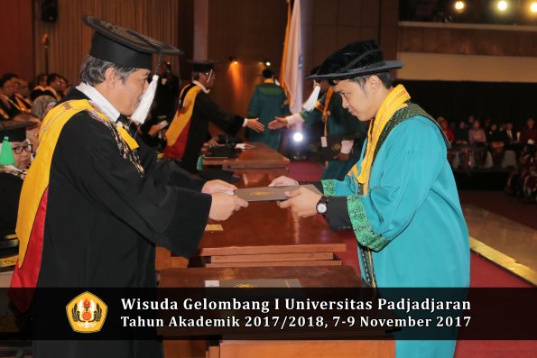 Wisuda Unpad Gel I TA 2017_2018  Sekolah Pascasarjana oleh dekan 011