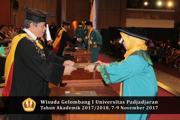 Wisuda Unpad Gel I TA 2017_2018  Sekolah Pascasarjana oleh dekan 012