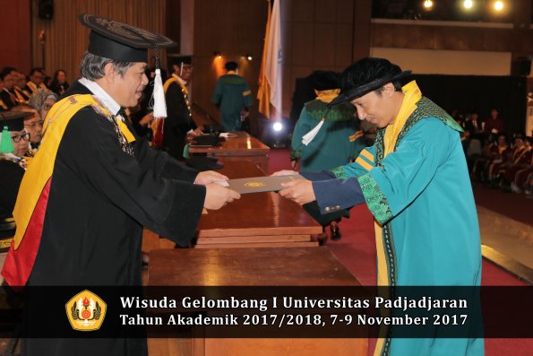 Wisuda Unpad Gel I TA 2017_2018  Sekolah Pascasarjana oleh dekan 013