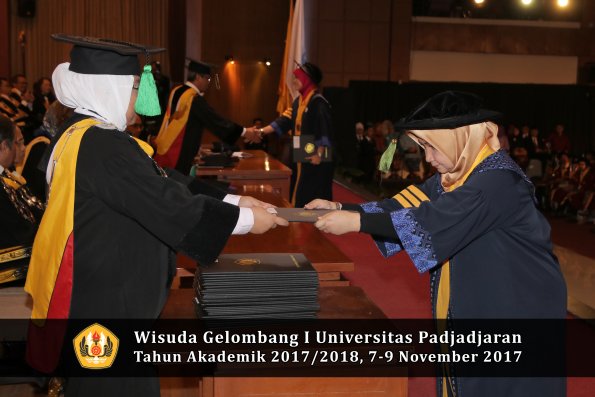Wisuda Unpad Gel I TA 2017_2018  Fakultas kedokteran oleh dekan 002